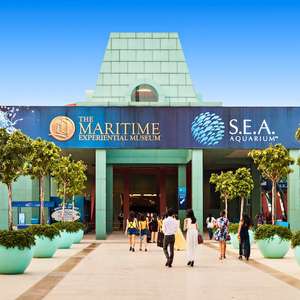 Explore Singapore at your own speed with hop-on hop-off bus tours – Panoramic views, audio guides, and unlimited stops in 2025